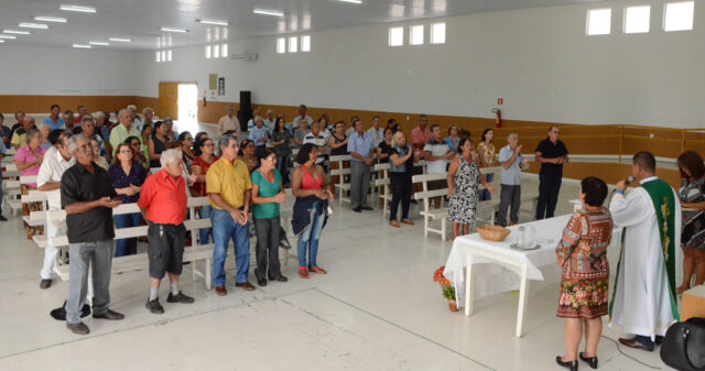 Centro da Terceira Idade antecipa comemorações pelo dia dos pais com missa especial e bingo para os idosos