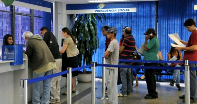 Aposentados começam a receber 1ª parcela do décimo terceiro