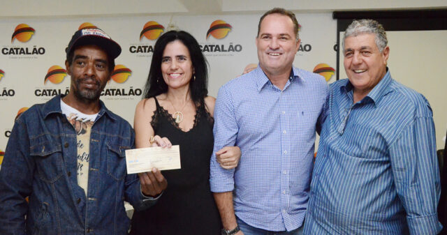 Prefeitura de Catalão entrega auxílio financeiro aos capitães de ternos de congo de Catalão