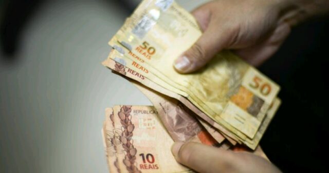 Governo aumenta para R$ 1.006 previsão para salário mínimo em 2019