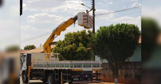 Prefeitura de Ouvidor realiza força tarefa para substituição de lâmpadas queimadas e danificadas nas vias públicas.