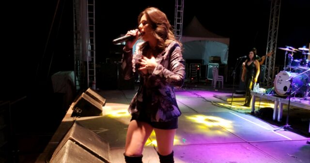 Liz Maia marca com seu repertorio o 2° dia da 7ª Festa do Peão de Goiandira