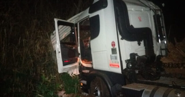 Acidente com carreta deixa parte da pista na GO 330 interditada entre Ipameri e Urutaí