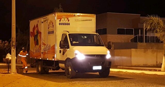 Na cidade de Ouvidor, população contribui com a coleta seletiva do lixo