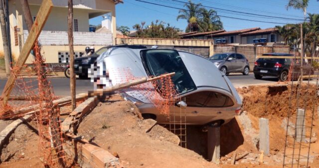 Veículo cai em buraco de uma construção, no bairro Lago das Mansões
