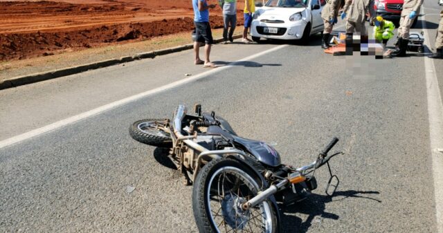 Motociclista fica ferido em acidente entre carro e moto no perímetro urbano da BR 050, em Catalão