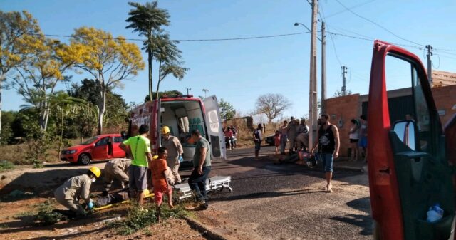 Caminhão capota em rua de Catalão e deixa três pessoas feridas