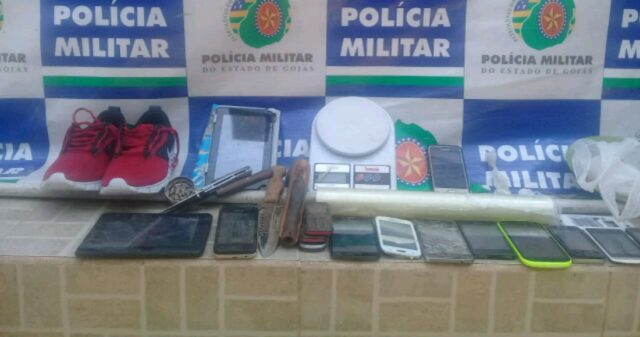 Polícia Militar realiza a prisão de dois homens com celular roubado, munições e drogas