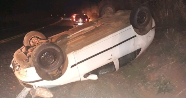 Motorista fica ferido ao capotar veículo na rodovia GO-210, no município de Davinópolis