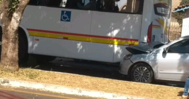 Veículo bate em traseira de ônibus na Avenida Dr Lamartine