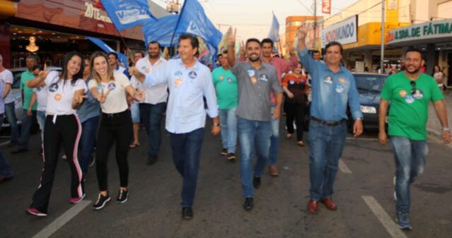 Ao lado de Thiago Simões e de Onofre Galdino, Iara Vilela realiza caminhada pela principal Avenida de Catalão