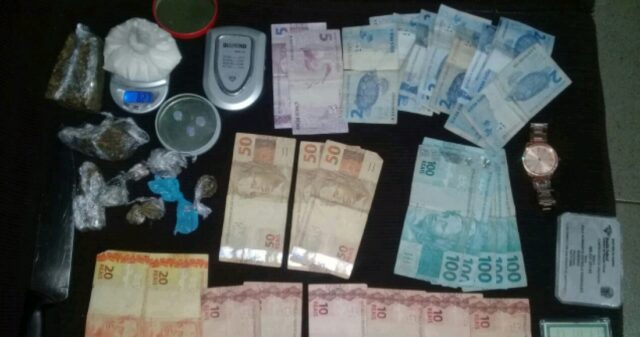 PM de Pires do Rio prende suspeitos por roubo de veículo e suspeito por tráfico de drogas