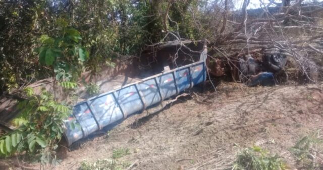 Motorista fica ferido em acidente na GO 330, após pneu do caminhão estourar