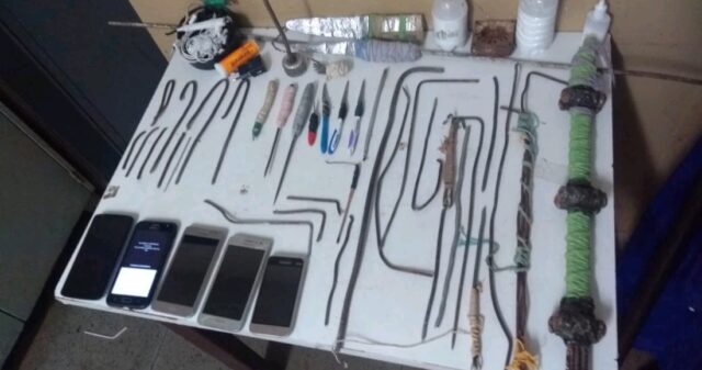 Chuchos, celulares, carregadores e porções de maconha foram apreendidos durante revista no presídio de Catalão