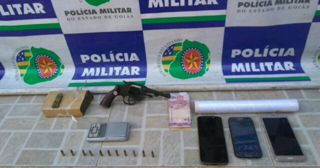 Polícia Militar realiza a prisão de suspeito por tráfico de drogas, apreende arma de fogo e desbarata "boca de fumo" no Bairro Santa Terezinha