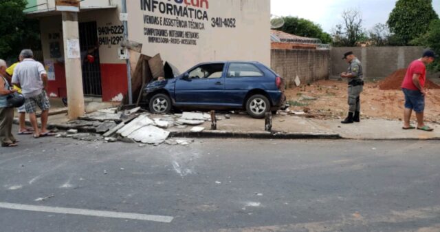 Condutor perde o controle direcional do veículo e bate em muro em Catalão