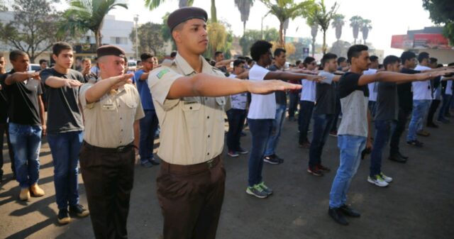 Em cerimônia, jovens dispensados do serviço militar fazem juramento à bandeira