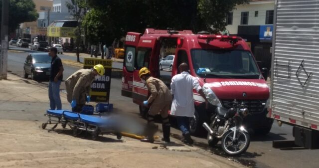 Motociclista fica ferido após colisão com caminhão