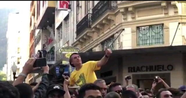 Bolsonaro leva facada em ato de campanha em Minas, diz PM