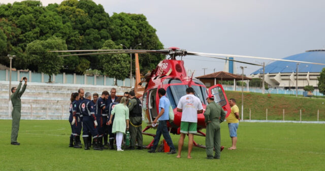 Criança em estado grave é transferida de helicóptero para Goiânia