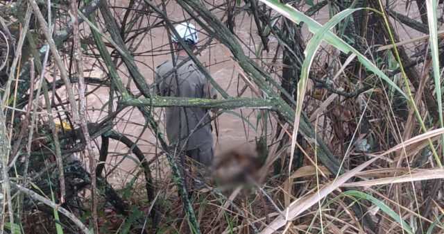 Corpo de trabalhador é encontrado e outro encontra desaparecido, no córrego Pirapitinga