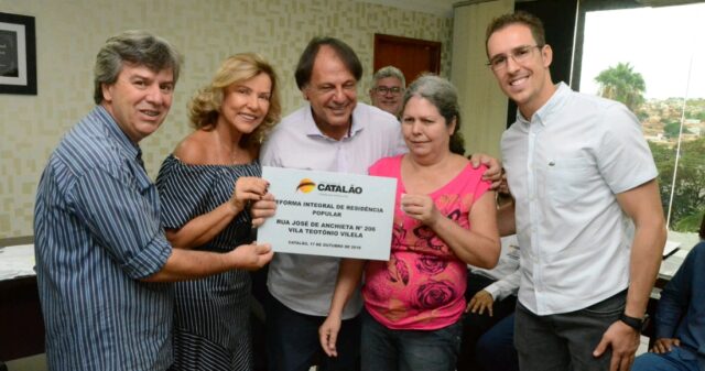 Prefeitura entrega 7 primeiras chaves das 50 casas a serem reformadas na Vila Mutirão