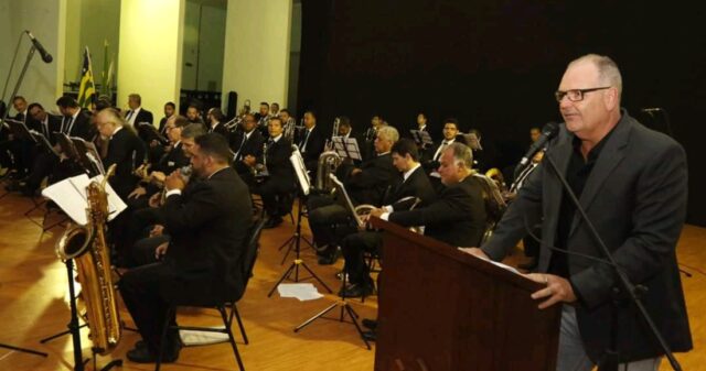 Professores e servidores da educação se reúnem em noite comemorativa