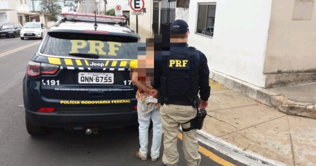 Mulher é presa pela PRF colocando fogo me vegetação nas margens da BR-050 em Catalão