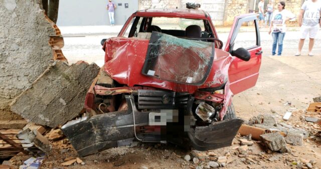Motorista perde controle de carro e colide contra muro de residência no Jardim Primavera