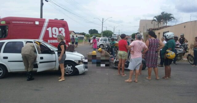 Mulher fica ferida em acidente envolvendo carro e moto