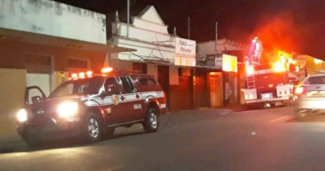 Bombeiros de Ipameri são acionados para combater principio de incêndio em estabelecimento comercial