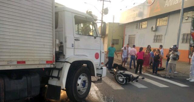 Uma colisão entre moto e caminhão deixa uma mulher ferida em Catalão