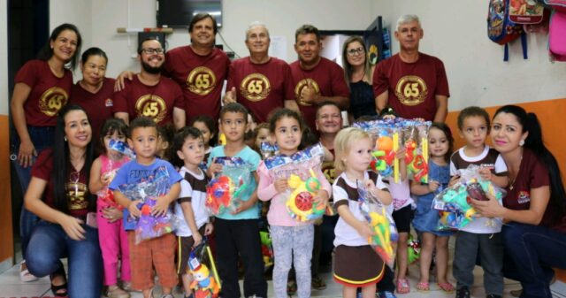 Em Ouvidor, Prefeitura entrega brinquedos para alunos das escolas municipais e estaduais