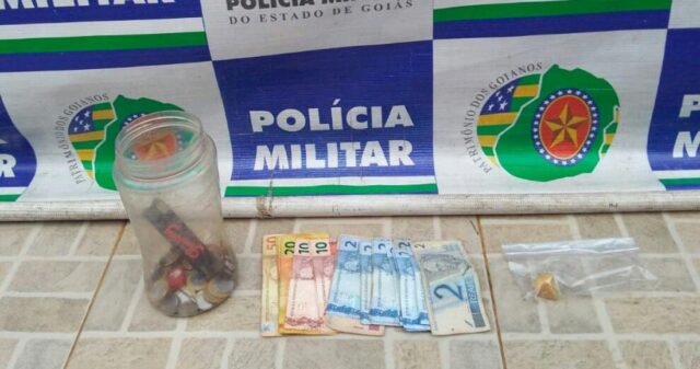 Polícia Militar em ação rápida recupera veículo e objeto de furto, além de prender suspeito de posso de entorpecentes.