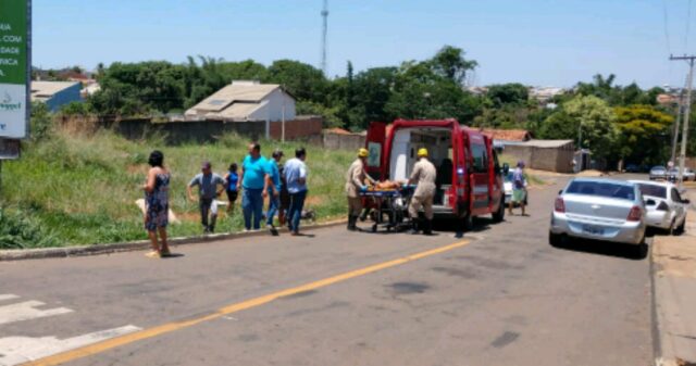Bombeiros realiza atendimento a vítima de queda de moto em Catalão