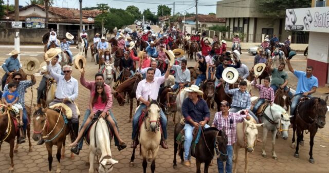 Cavalgada em comemoração ao aniversário da cidade de Ouvidor
