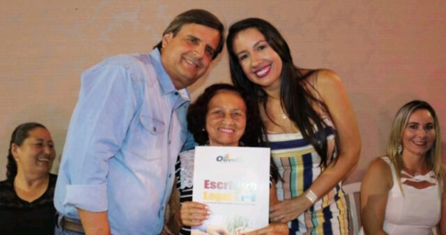 Prefeitura de Ouvidor realiza entrega de escrituras aos moradores da Vila Nova