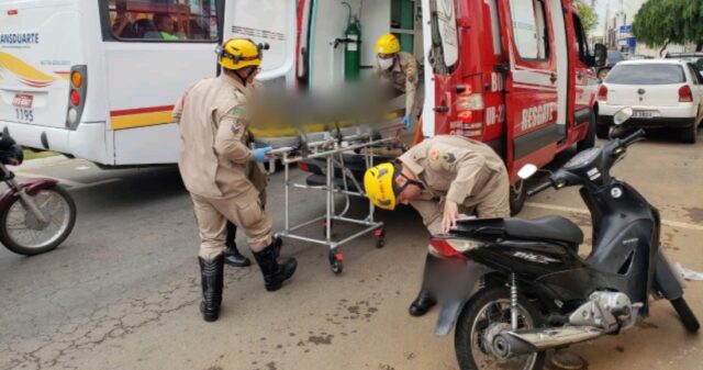 Colisão entre carro e moto deixa uma mulher ferida no Centro da cidade de Catalão