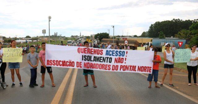 Manifestação solicita a construção de viadutos no trevo do bairro Pontal Norte