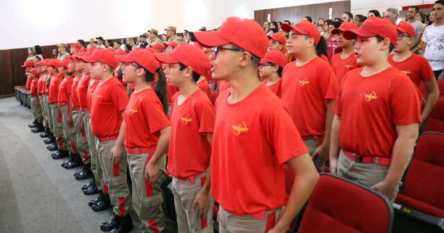 Confira fotos da formatura dos Bombeiros Mirins do 10° Batalhão dos Bombeiros Militares