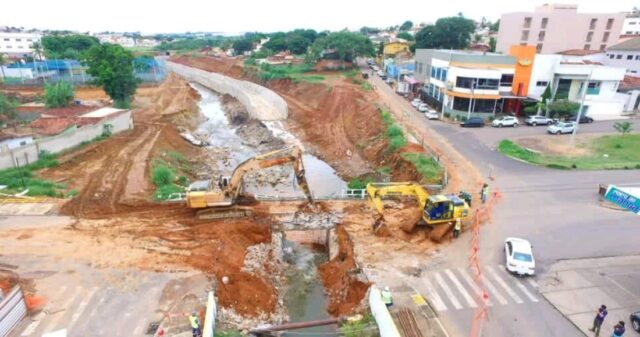 Continua processo de demolição de ponte na obra de canalização do Córrego Pirapitinga