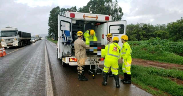 Mulher fica ferida após sofrer queda de moto na BR-050, em Catalão