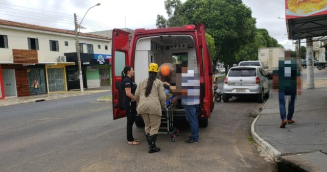 Motociclista colide em traseira de caminhonete e fica ferido