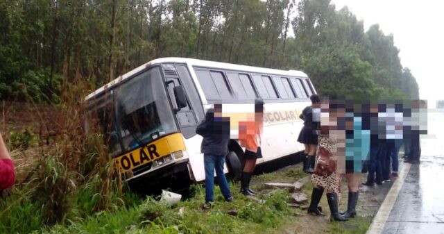 Ônibus escolar sai da pista na GO 330 após pneu dianteiro estourar