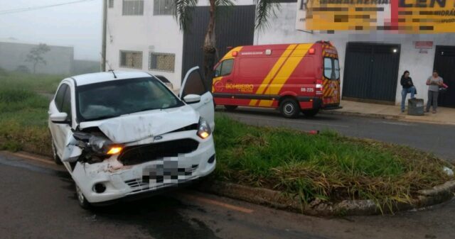 Motorista colide em caminhão parado e fica ferida, no Bairro Estrela