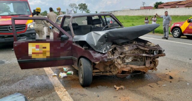 Colisão frontal entre veículos na GO-210 deixa motoristas feridos