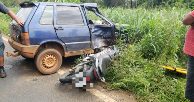 Duas pessoas ficam feridas em colisão entre carro e moto na GO-330 entre Catalão e Ouvidor