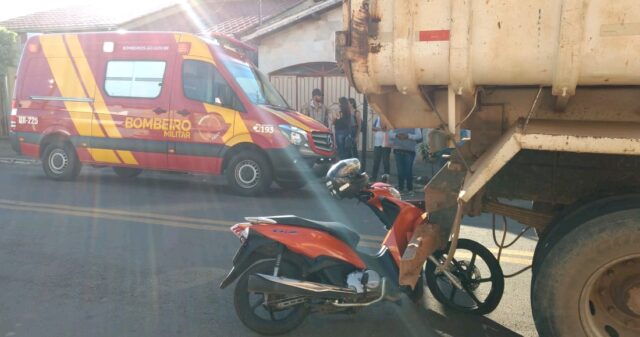 Mulher fica ferida após colisão entre carro e moto, em Goiandira
