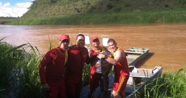 Bombeiros resgatam motor de embarcação que se perdeu no Rio São Marcos