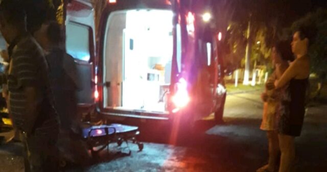 Dois motociclistas ficam feridos durante acidente, em Ouvidor